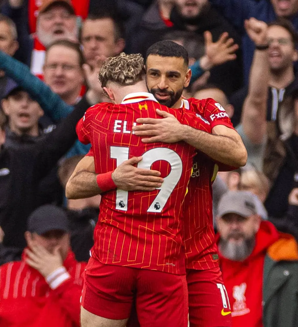 Salah comemora gol do Liverpool com Harvey Elliott (Foto: Imago)