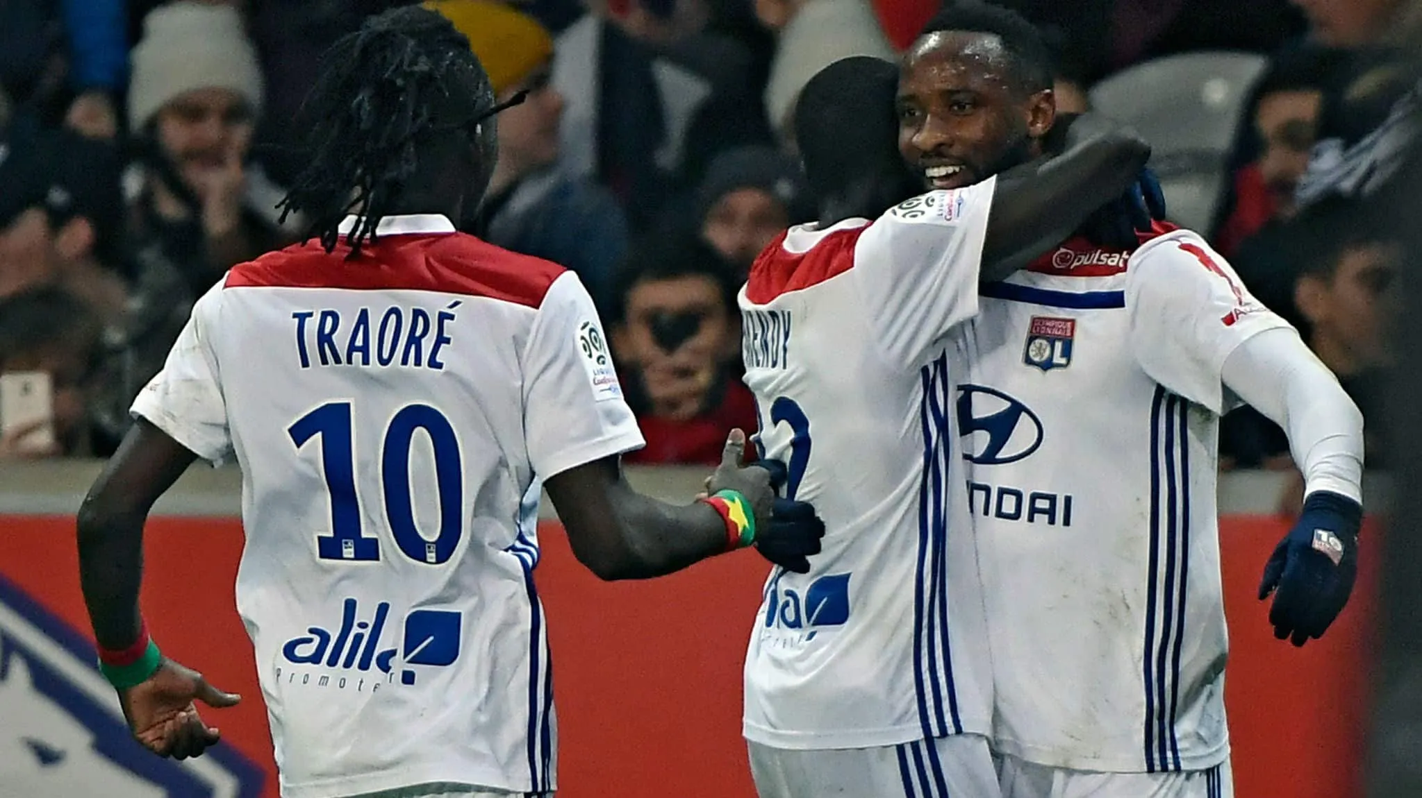 Lyon buscou o empate, com direito a um toque de calcanhar especial de Depay