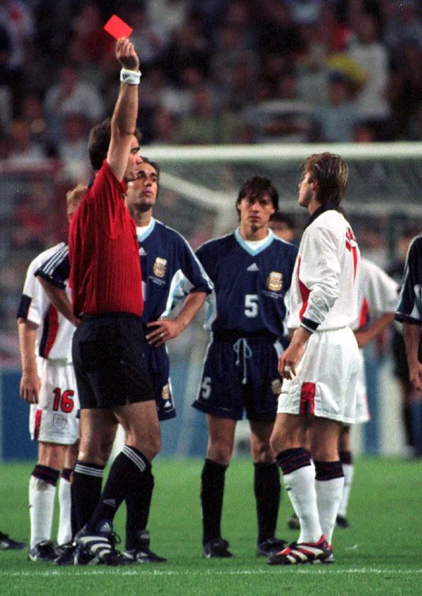 David Beckham &eacute; expulso  por Kim Milton Nielsen contra a Argentina  (AP Photo/Denis Doyle)