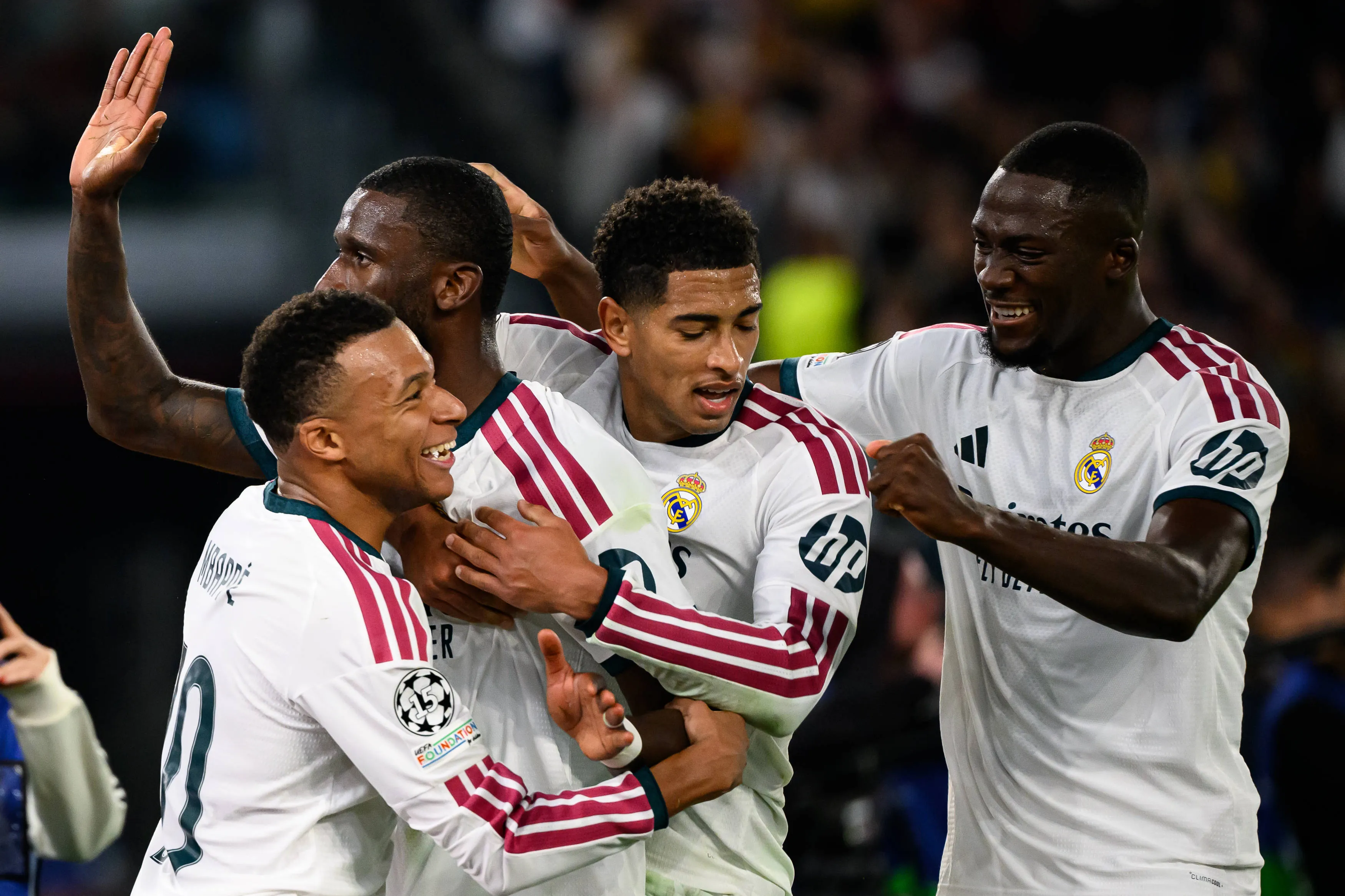 Jogadores do Real Madrid celebram gol durante vitória sobre  a Roma