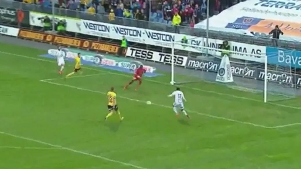 Nigeriano perdeu um gol daqueles no Campeonato Noruegu&ecirc;s