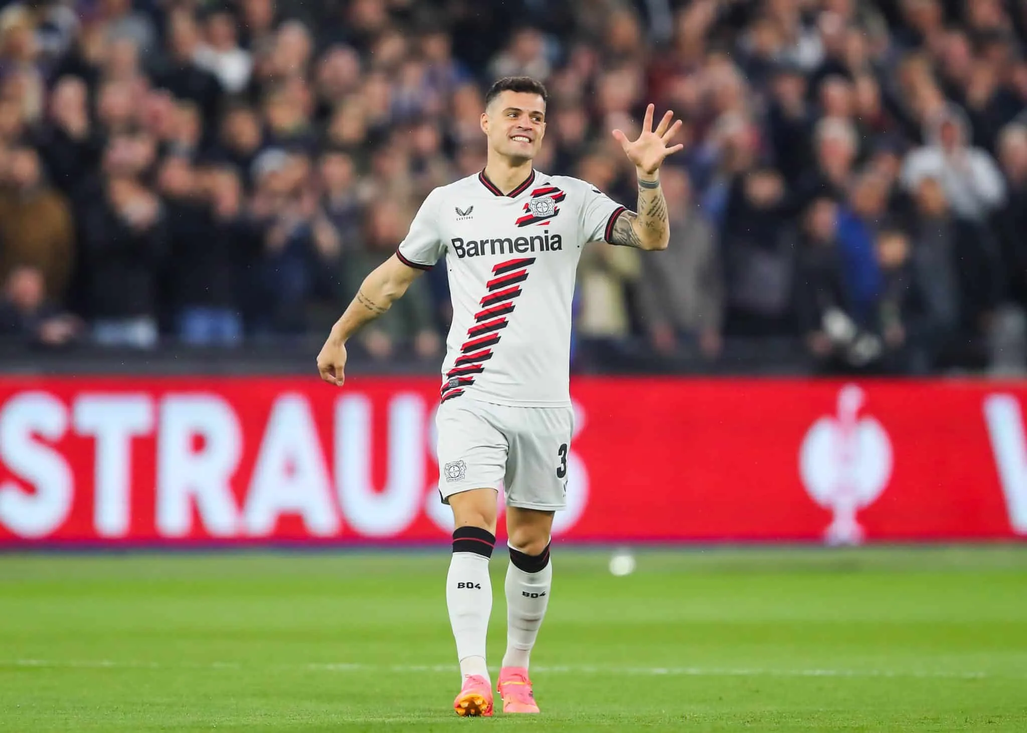 Bayer Leverkusen mant&eacute;m invencibilidade hist&oacute;rica com mais um milagre na Liga Europa