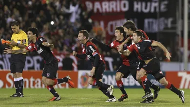 Batendo p&ecirc;naltis e cora&ccedil;&otilde;es, Newell&rsquo;s tira Boca e sonha