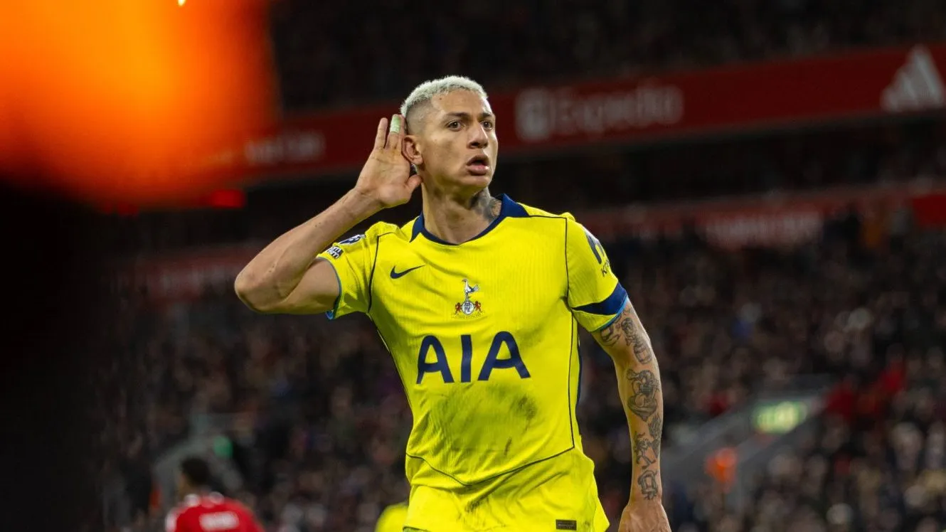Richarlison celebra gol do Tottenham