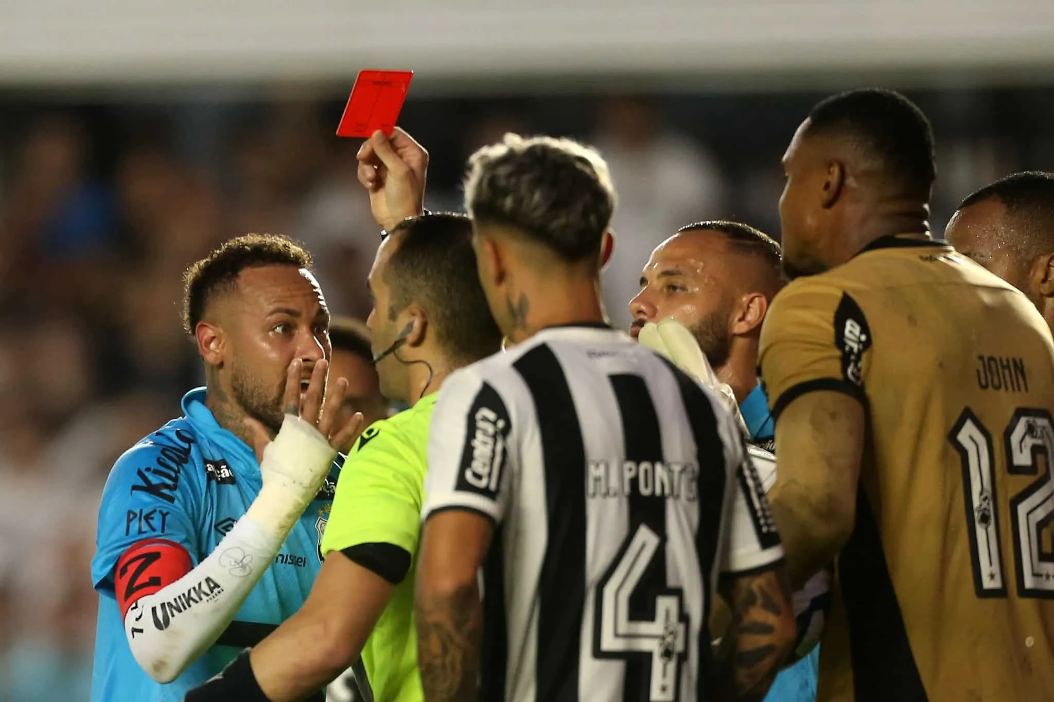 Neymar recebendo cart&atilde;o vermelho