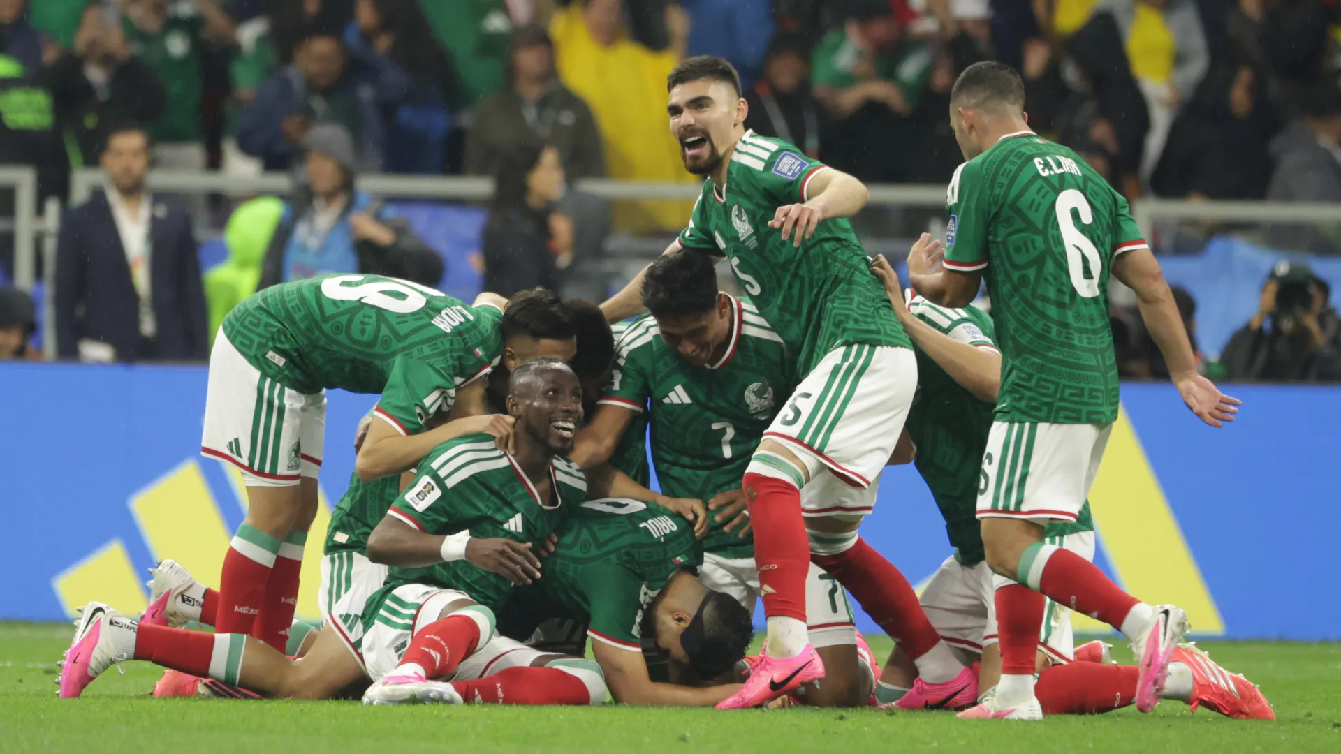 Ra&uacute;l Jim&eacute;nez (9) do M&eacute;xico comemora seu segundo gol na partida com seus companheiros durante o jogo M&eacute;xico-Equador, v&aacute;lido pelas oitavas de final da Copa do Mundo FIFA 2026, no Mexico City Stadium, na Cidade do M&eacute;xico, em 30 de junho de 2026.