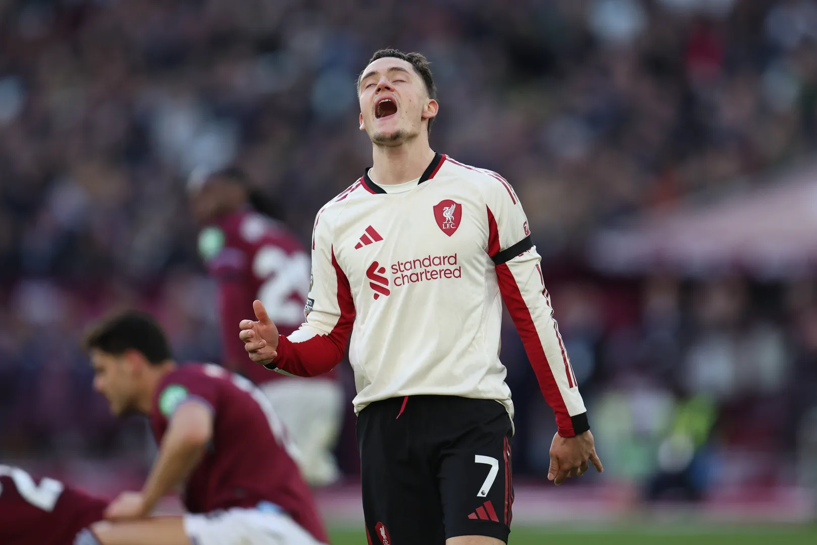 Wirtz se lamenta durante jogo do Liverpool 