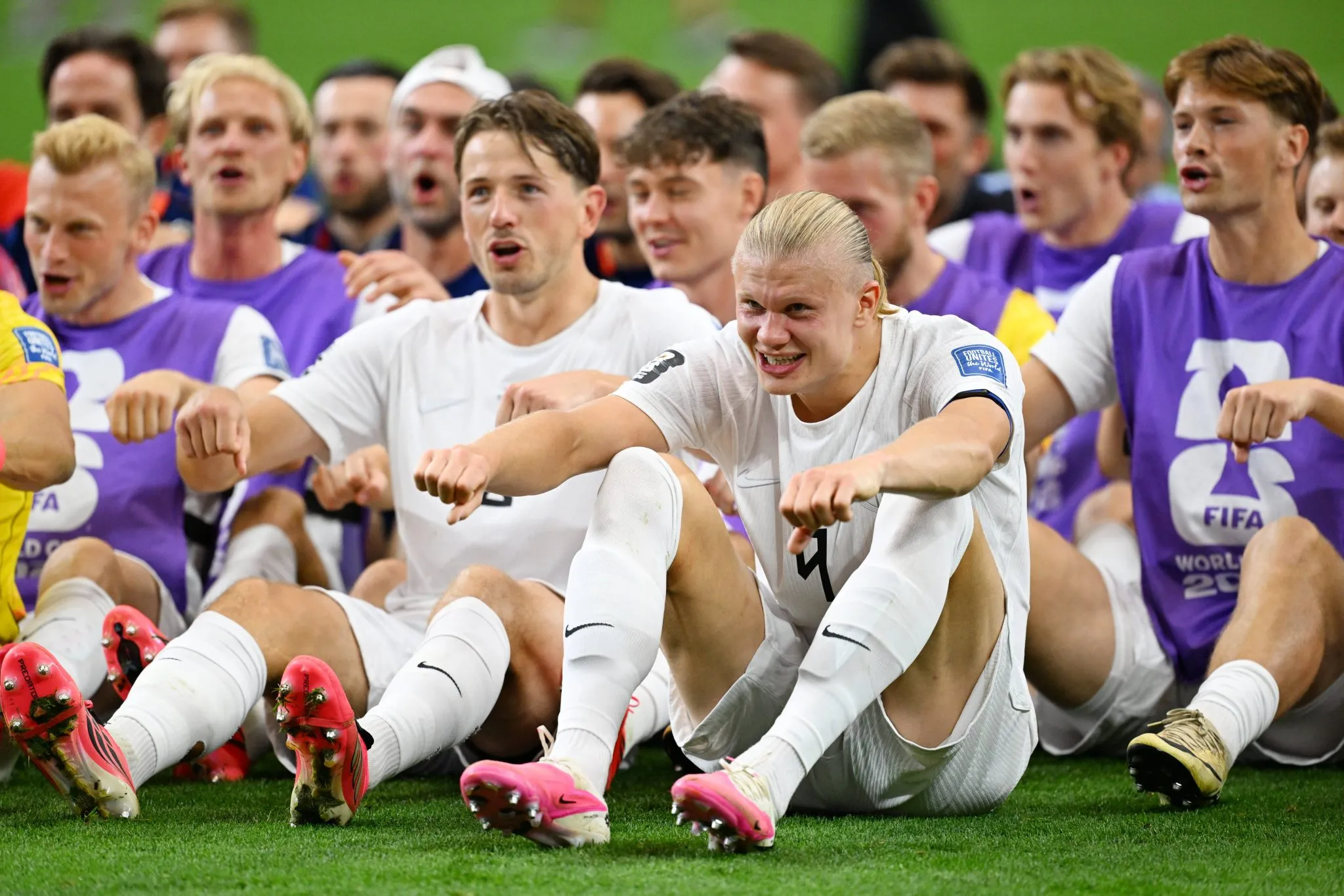 Haaland e elenco fazem remada viking junto da torcida norueguesa