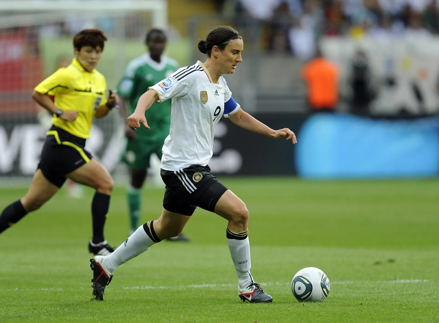 A centroavante Prinz conduz a bola em partida da Sele&ccedil;&atilde;o Alem&atilde; feminina.