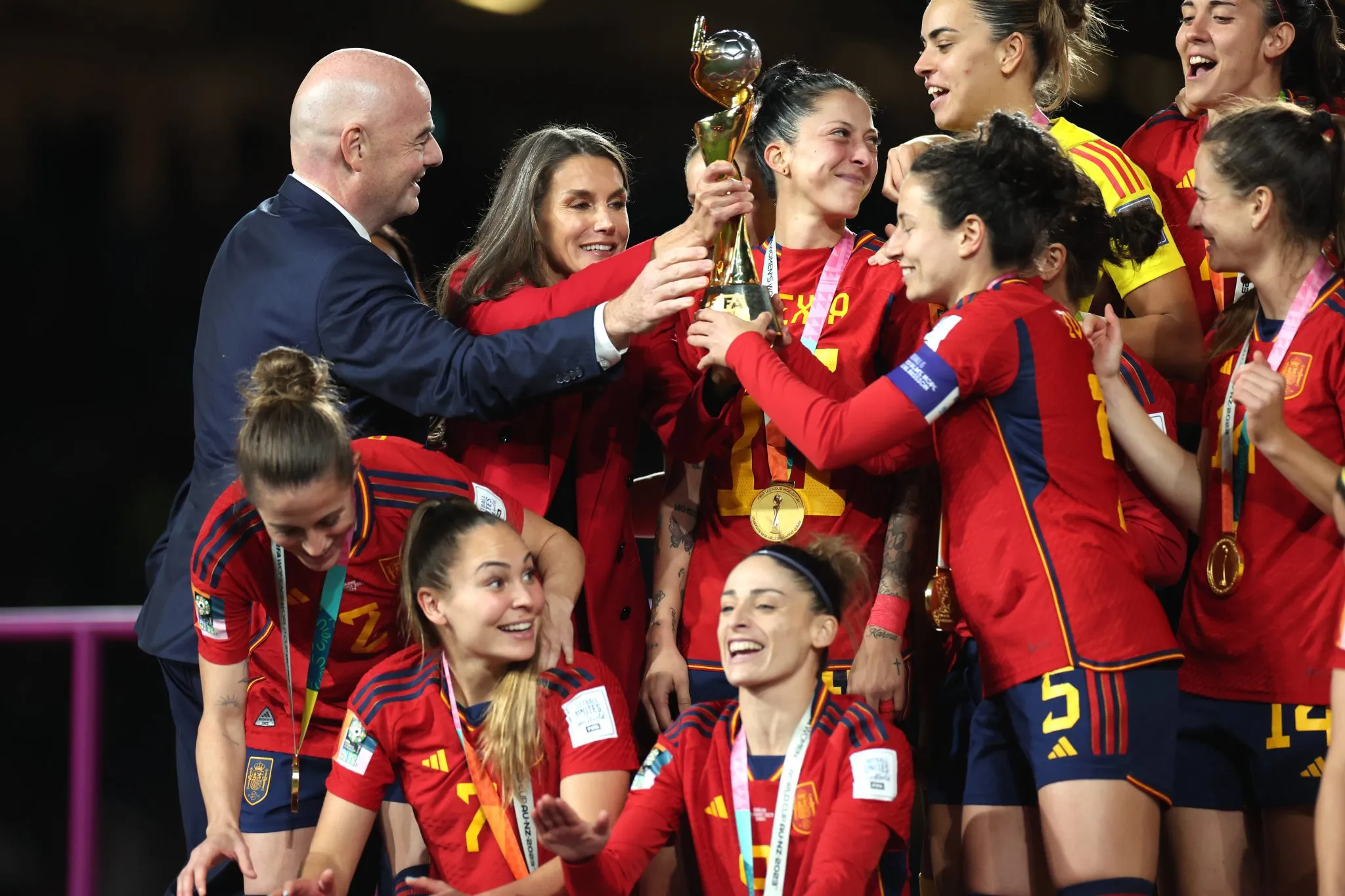 Gianni Infantino entregando o trof&eacute;u &agrave; Espanha durante a Copa do Mundo Feminina de 2023 (Foto: IMAGO / PA Images)