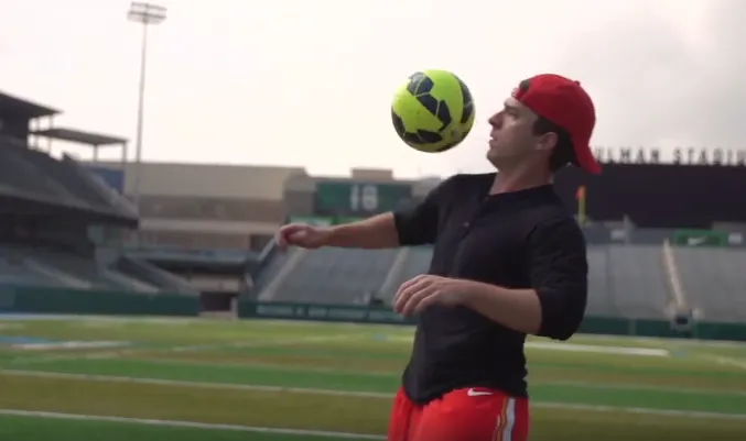 [V&iacute;deo] Brasileiro da NFL mostra mais uma vez que sabe como tratar a bola redonda