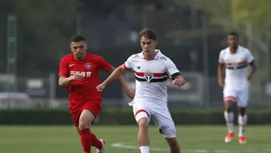 Entenda por que lateral de Sele&ccedil;&atilde;o &lsquo;furou fila&rsquo; em Cotia e &eacute; exce&ccedil;&atilde;o na base do S&atilde;o Paulo