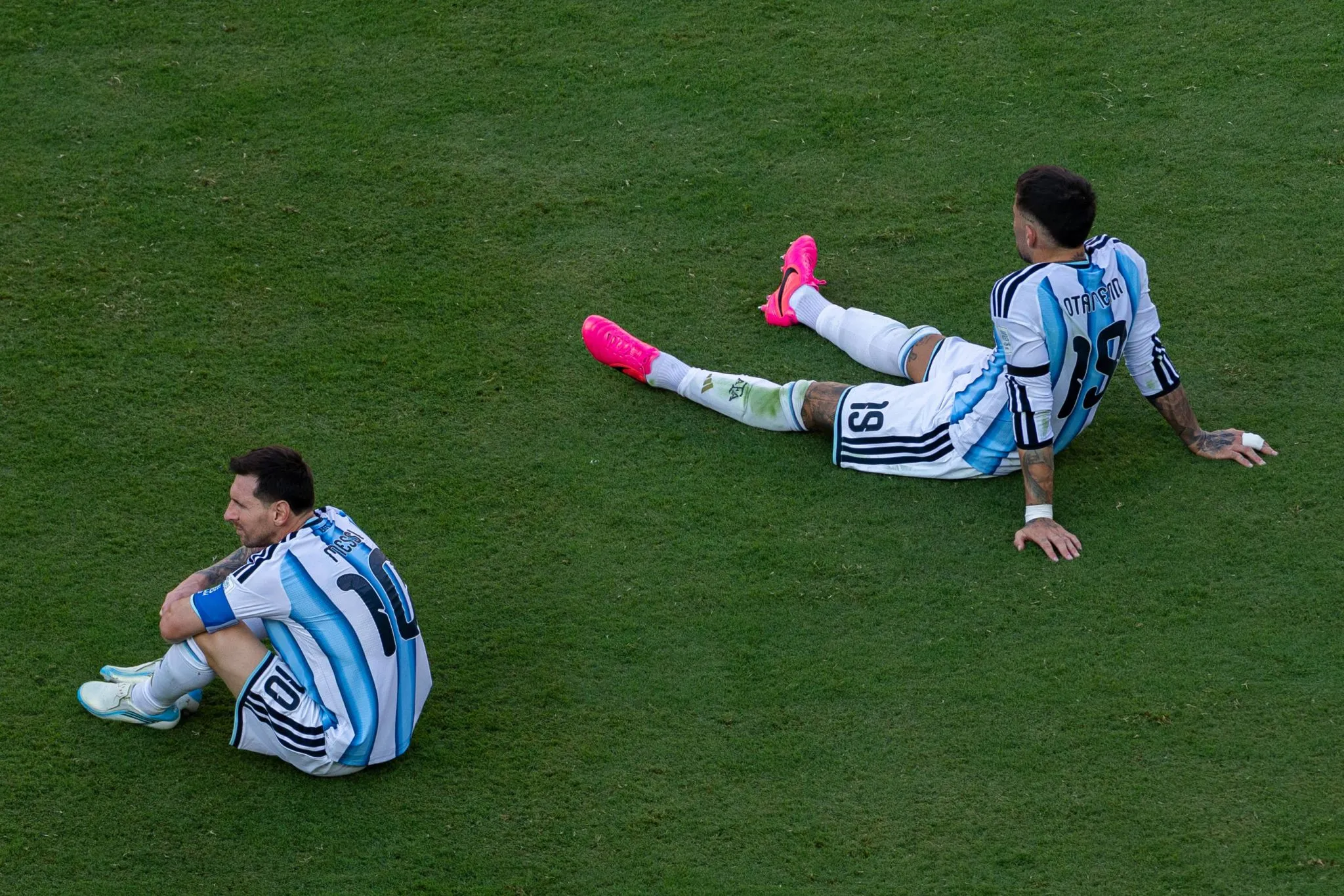 Messi e Otamendi desolados ap&oacute;s vice da Argentina