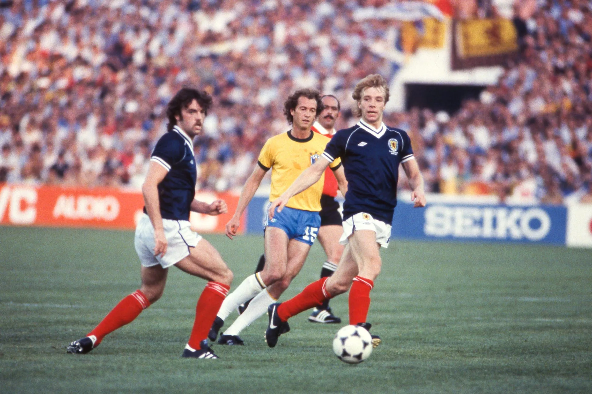 Sele&ccedil;&atilde;o brasileira durante partida contra a Esc&oacute;cia na Copa do Mundo de 1982 (Foto: Michel Barrault / Onze / Icon Sport)