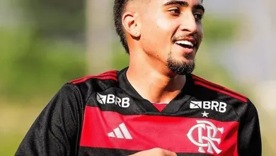 Joia do Flamengo que marcou na estreia tem multa de R$ 486 milh&otilde;es e se inspira em Arrascaeta