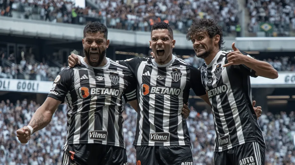 Hulk, Paulinho e Scarpa celebrando gol pelo Atl&eacute;tico