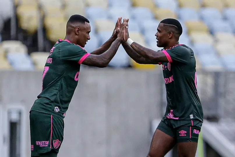 Marquinhos e Douglas Costa s&atilde;o as principais op&ccedil;&otilde;es de Diniz para substituir Arias no Fluminense - Foto: LUCAS MER&Ccedil;ON/FLUMINENSE FC