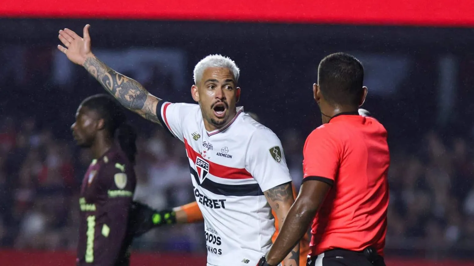 S&atilde;o Paulo faz por merecer queda na Libertadores, e torcida elege culpado por elimina&ccedil;&atilde;o