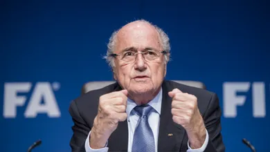 Mesmo sob investiga&ccedil;&atilde;o, Blatter se agarra como pode &agrave; presid&ecirc;ncia da Fifa