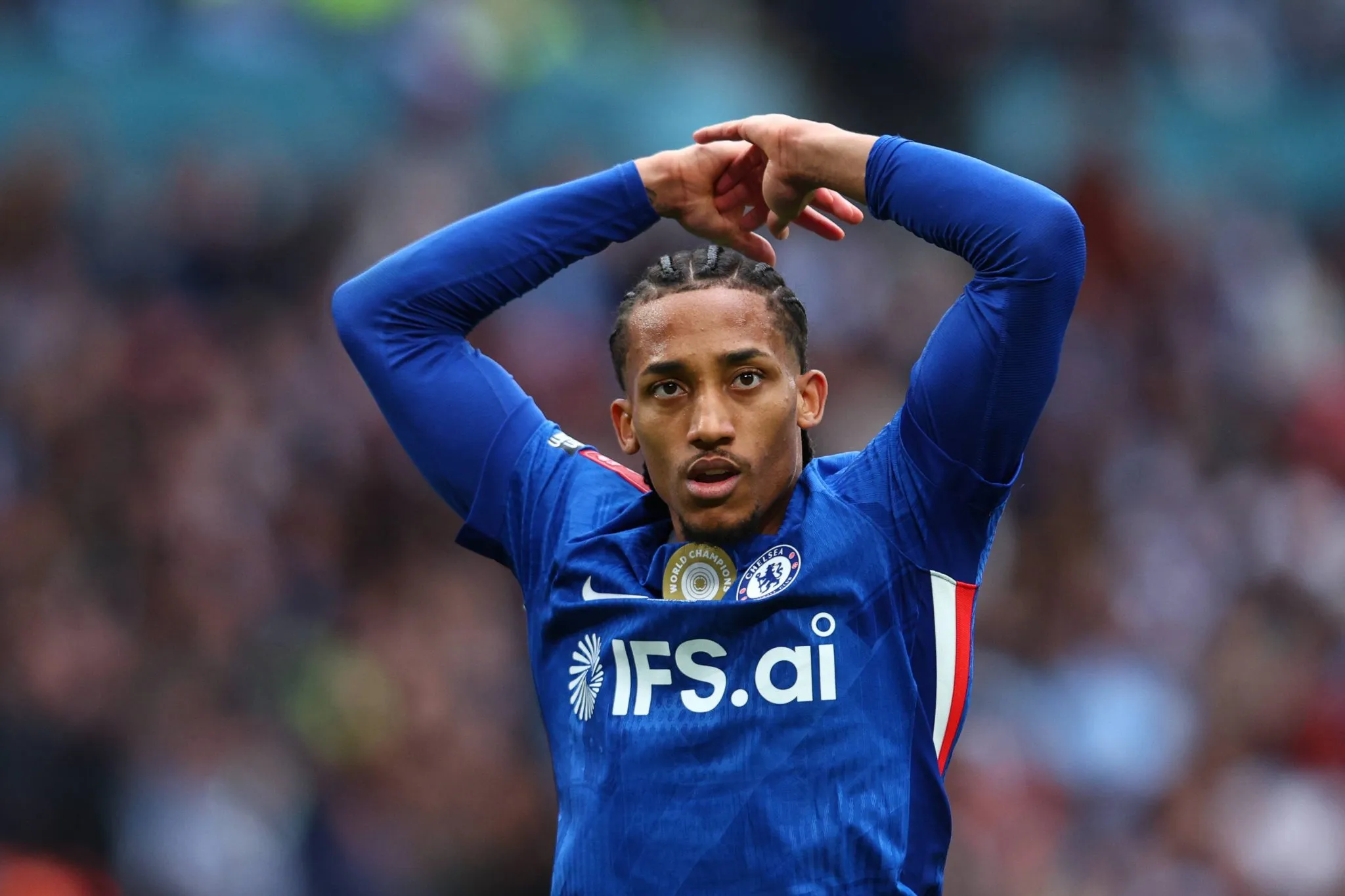 Jo&atilde;o Pedro caiu nas gra&ccedil;as da torcida do Chelsea