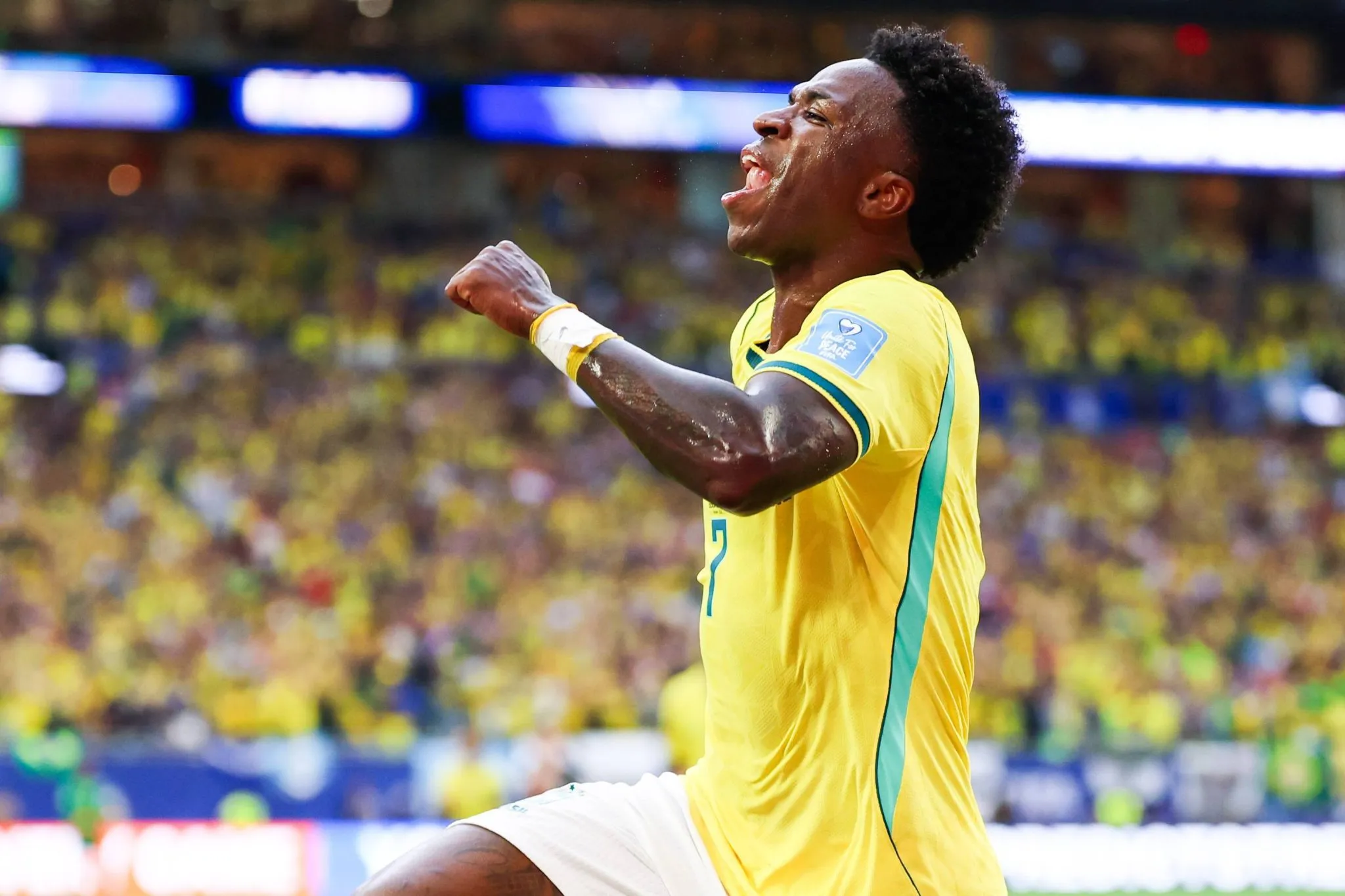 Vin&iacute;cius J&uacute;nior celebra gol do Brasil contra a Esc&oacute;cia