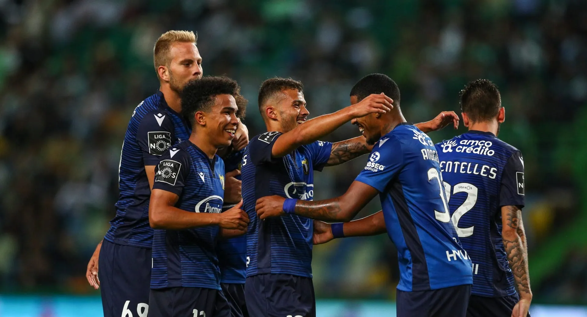 A sensa&ccedil;&atilde;o de Portugal segue impar&aacute;vel: Famalic&atilde;o mant&eacute;m a lideran&ccedil;a ao vencer o Sporting, de virada, no Alvalade