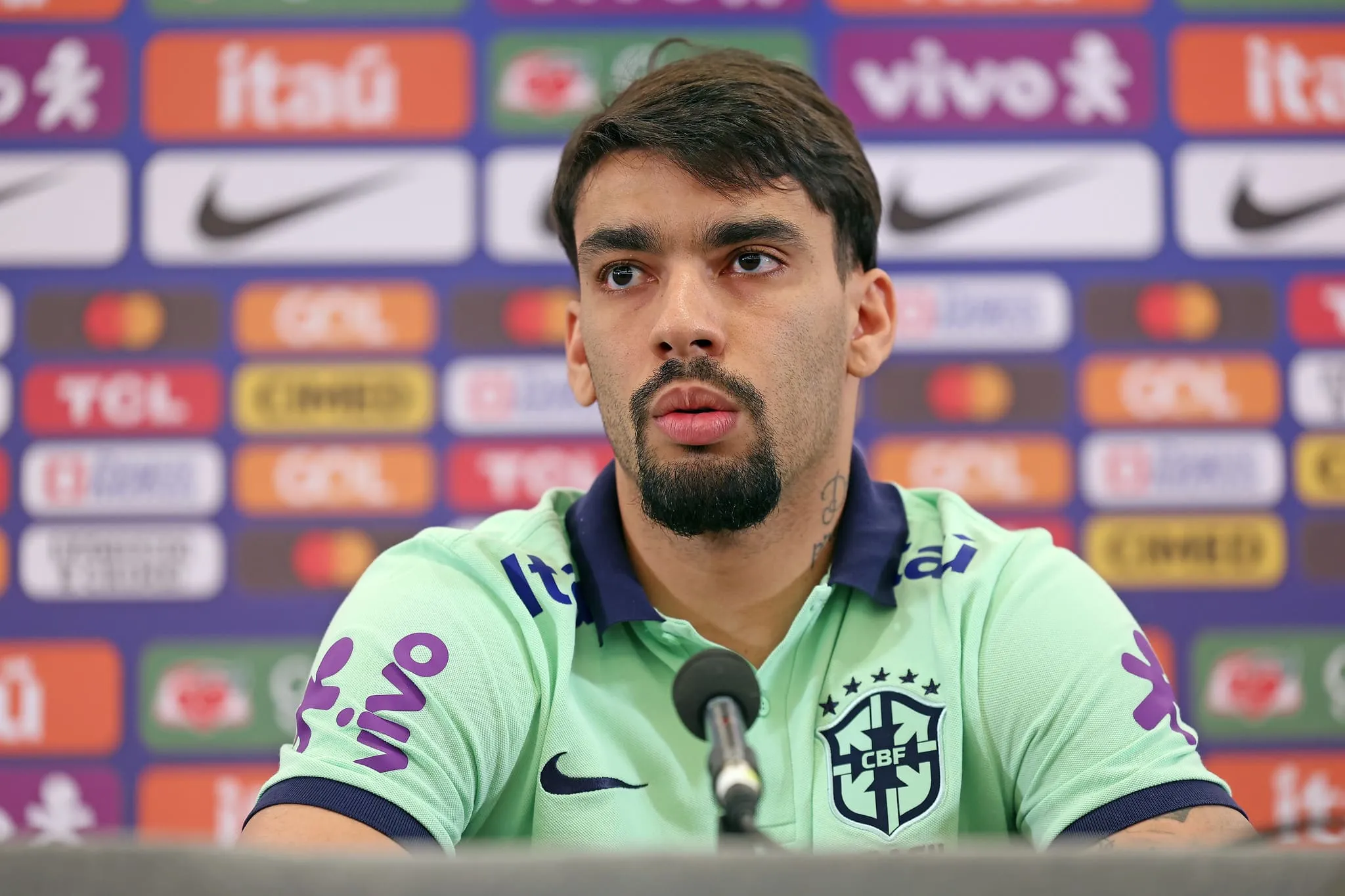 Lucas Paquet&aacute; foge de assuntos mais importantes em coletiva