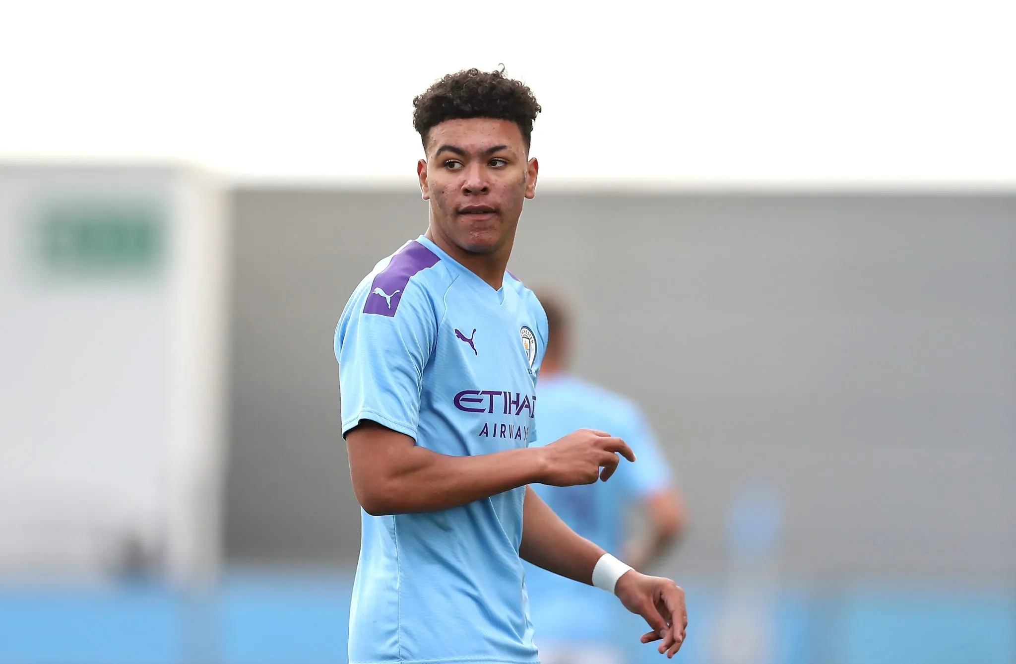 Morgan Rogers em jogo pela base do Manchester City
