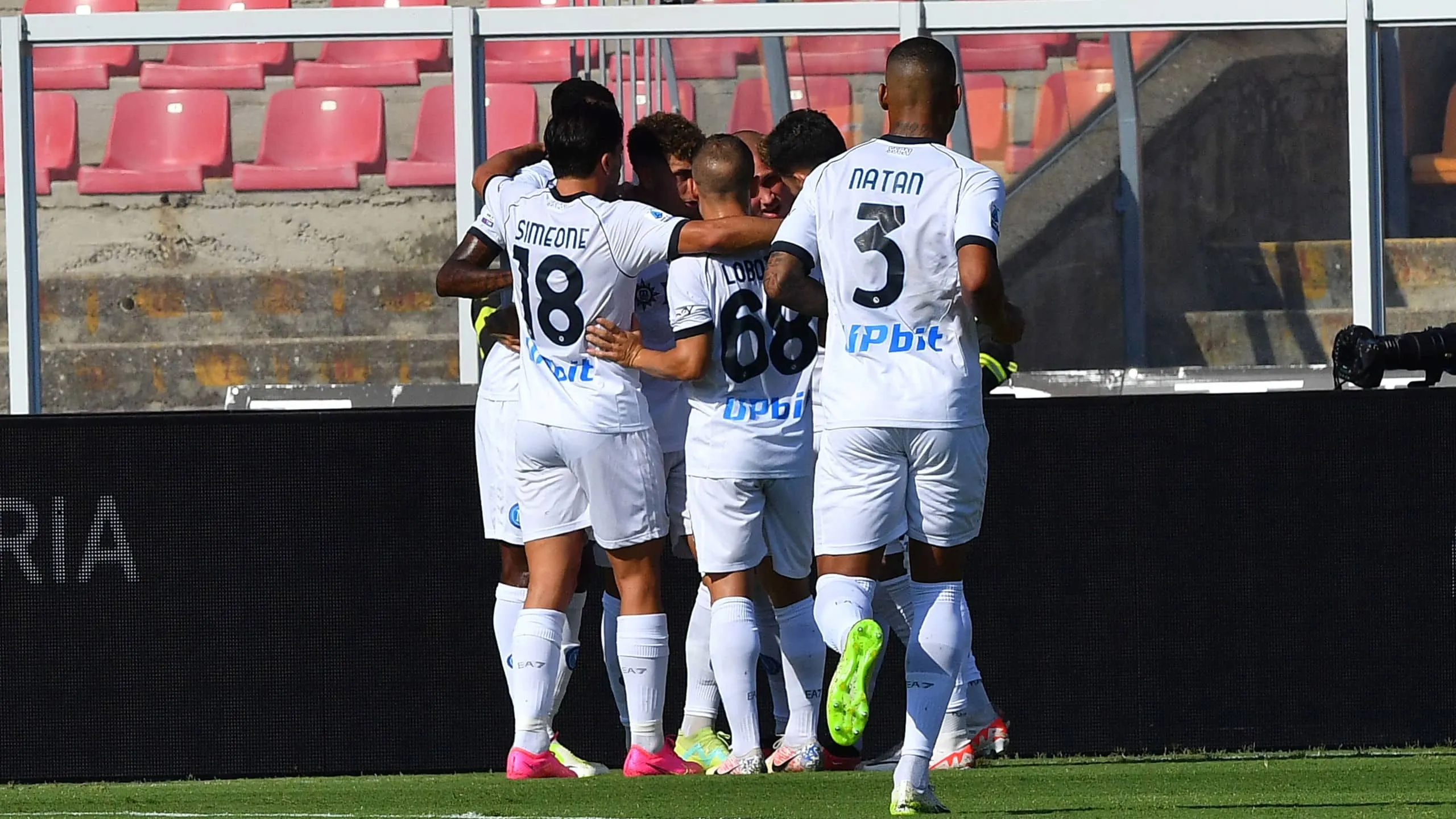 Napoli nem precisou de for&ccedil;a total para golear com facilidade o Lecce