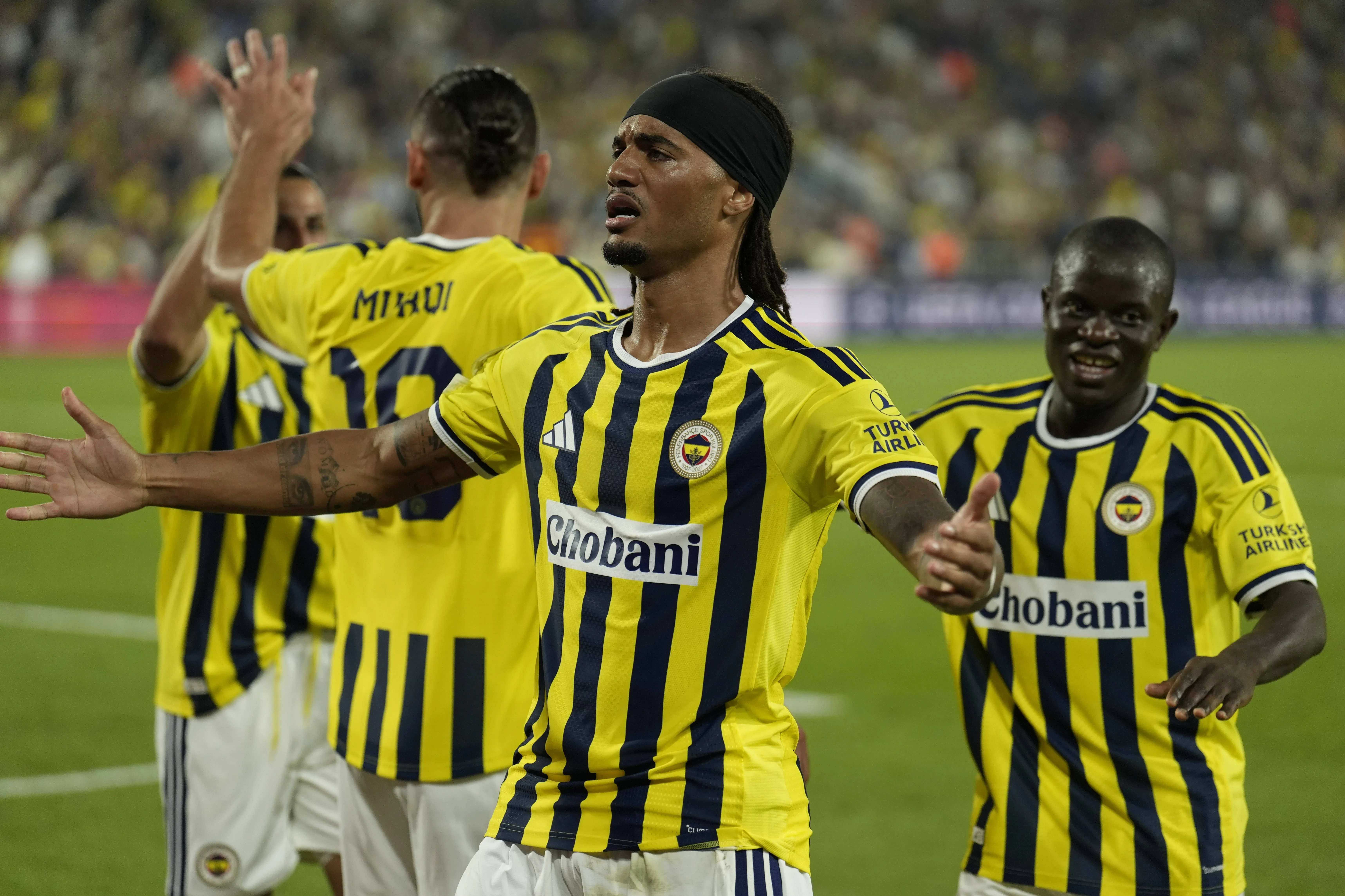 Archie Brown comemora gol do Fenerbah&ccedil;e sobre Roma (Foto: Imago/ZUMA Press Wire)