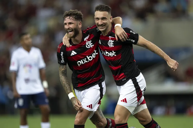 L&eacute;o Ortiz e L&eacute;o Pereira celebram gol em Flamengo x Maric&aacute;