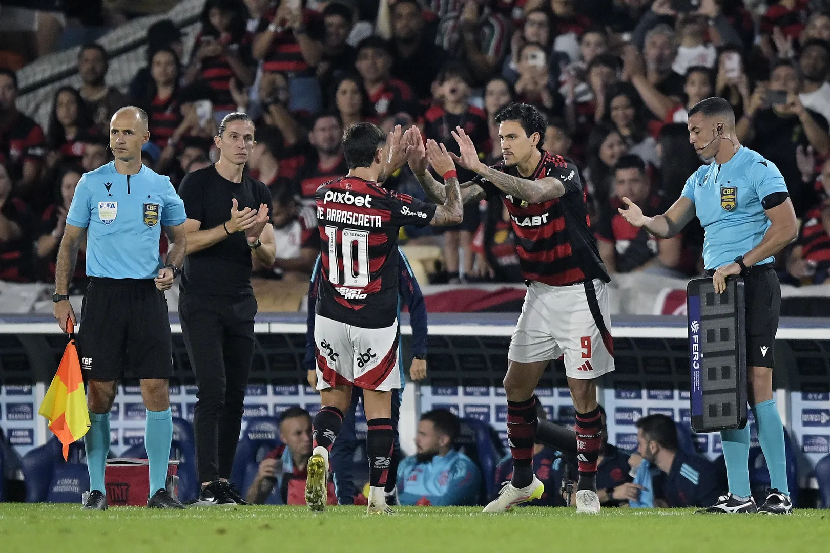Pedro entrou e decidiu cl&aacute;ssico com o Fluminense (Foto: Icon Sport)