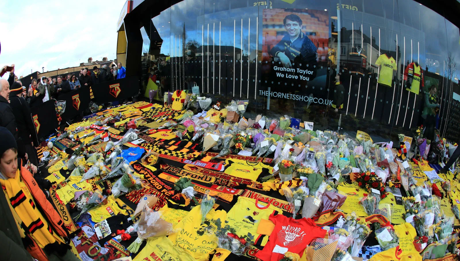 As homenagens a Graham Taylor, um homem que cultivou aquilo que &eacute; mais apaixonante no futebol