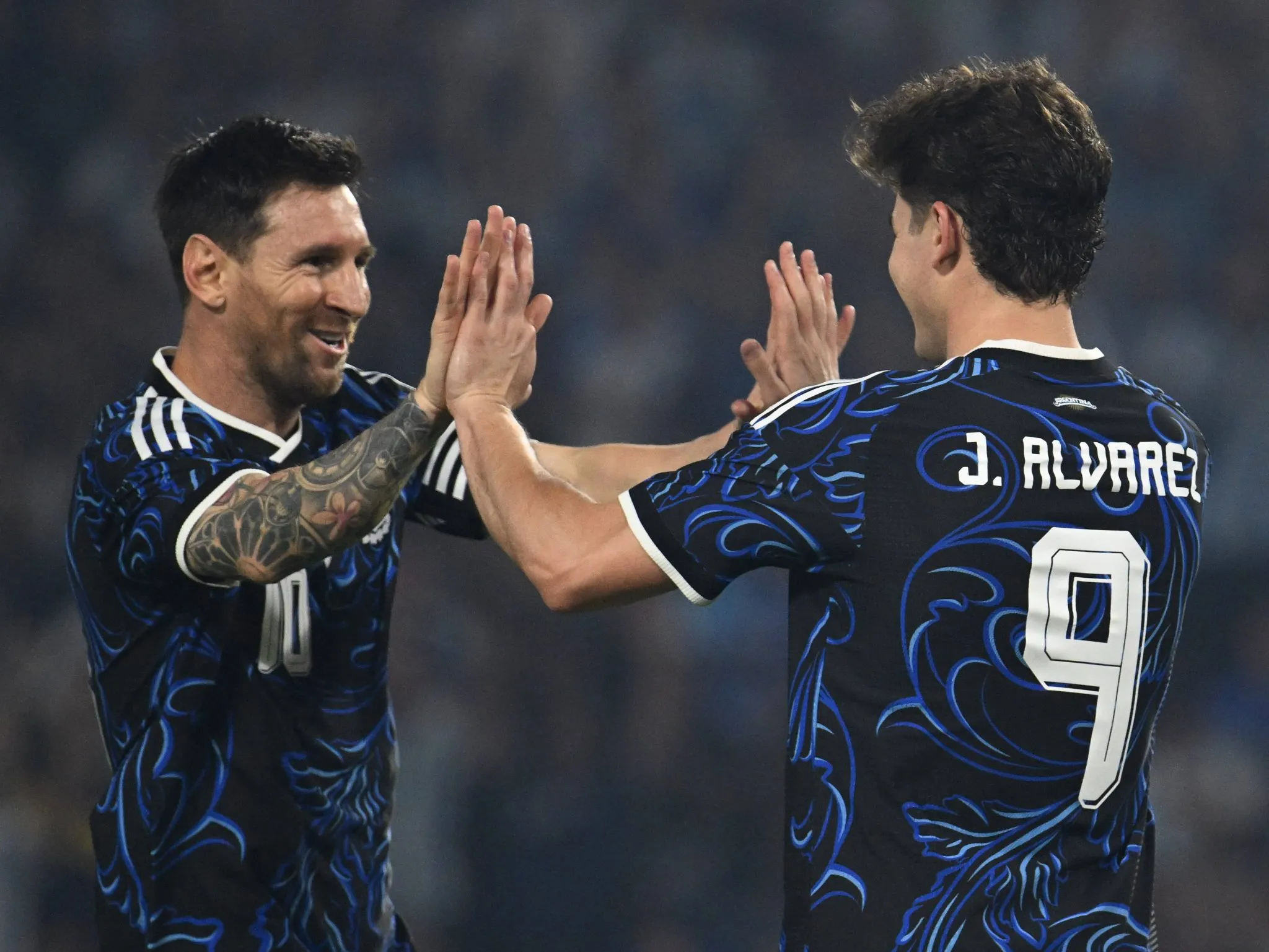 Messi e Juli&aacute;n &Aacute;lvarez ap&oacute;s gol da Argentina