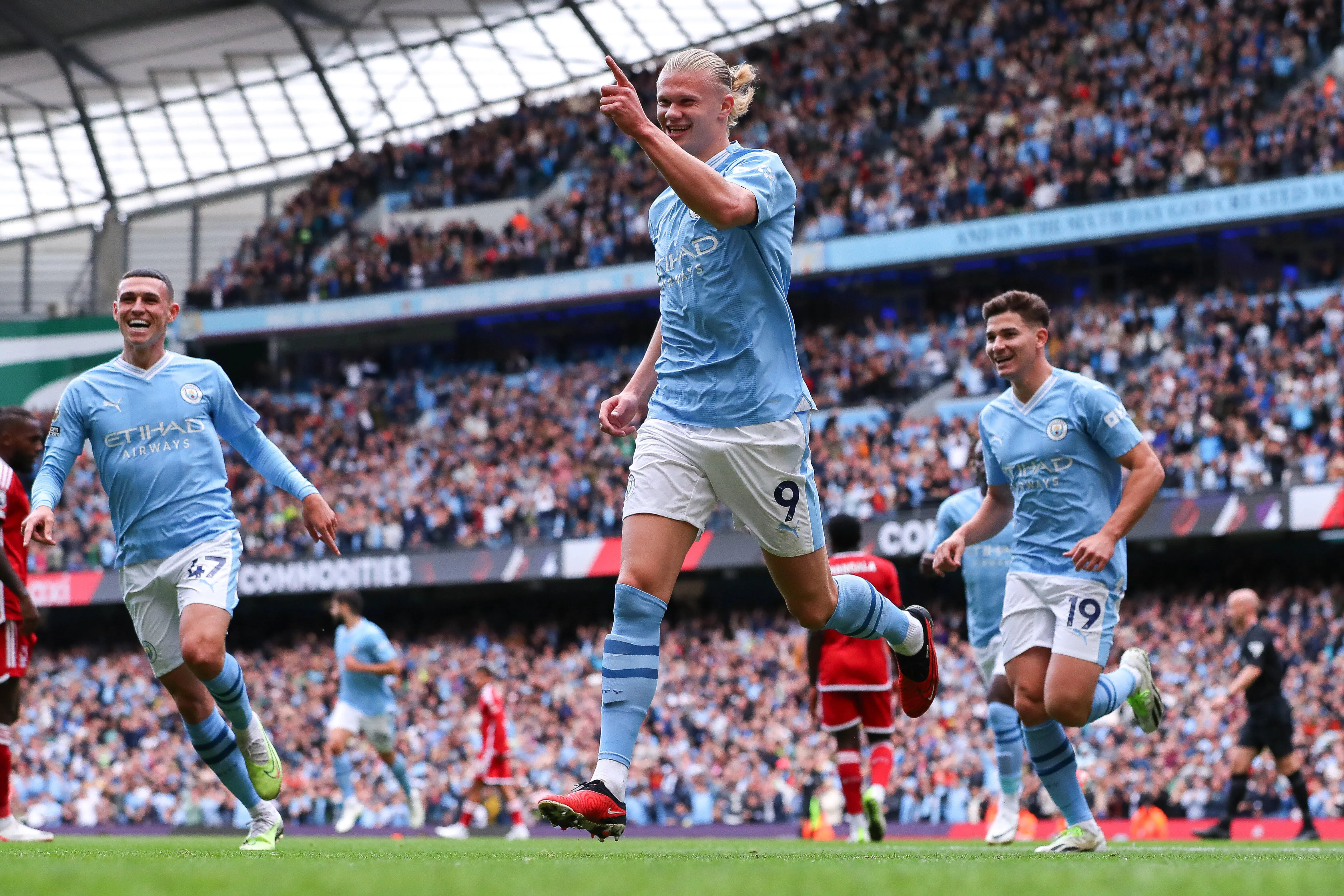 Manchester City bate Nottingham Forest, embala sexta vit&oacute;ria seguida e mant&eacute;m 100% na Premier League