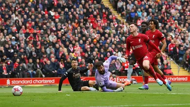 Liverpool e Arsenal nem permitiram piscar diante da tela, com um eletrizante 2&times;2 de reviravoltas e emo&ccedil;&atilde;o no talo