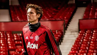 Max Taylor foi de in&iacute;cio de quimioterapia a ser relacionado no time principal do United em um ano