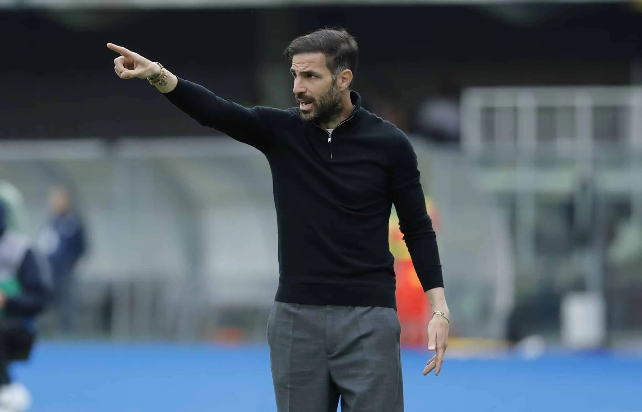 F&agrave;bregas orienta jogadores durante jogo do Como