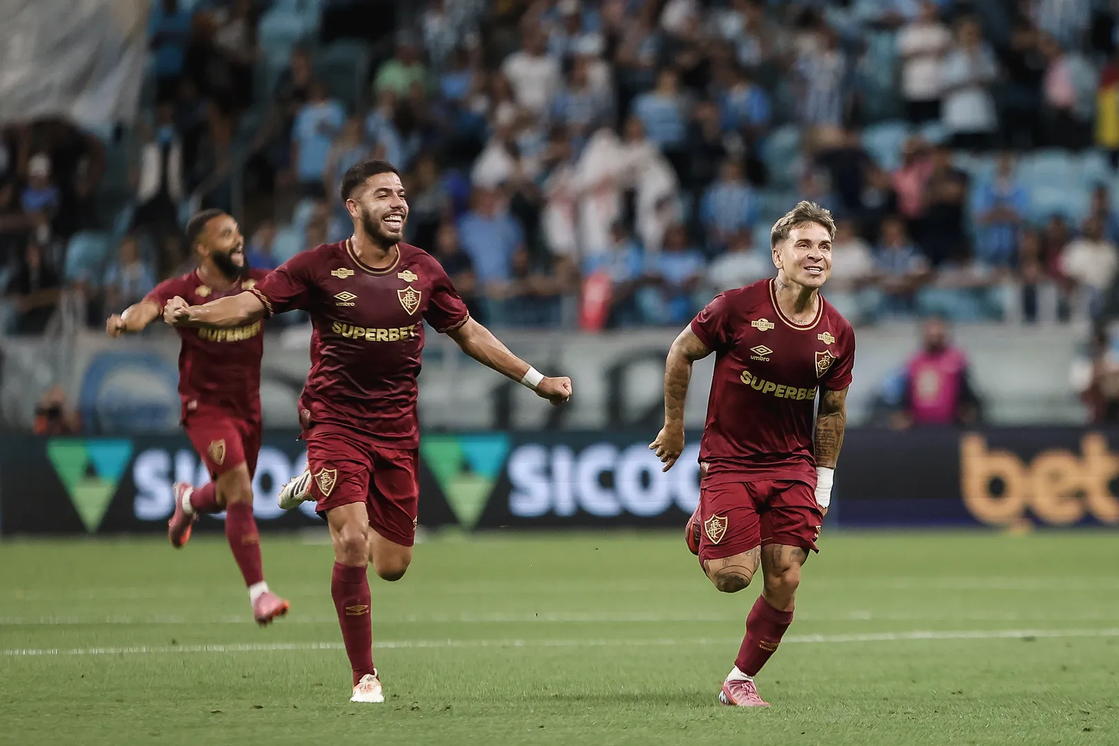 Nonato e Soteldo celebram gol do Fluminense