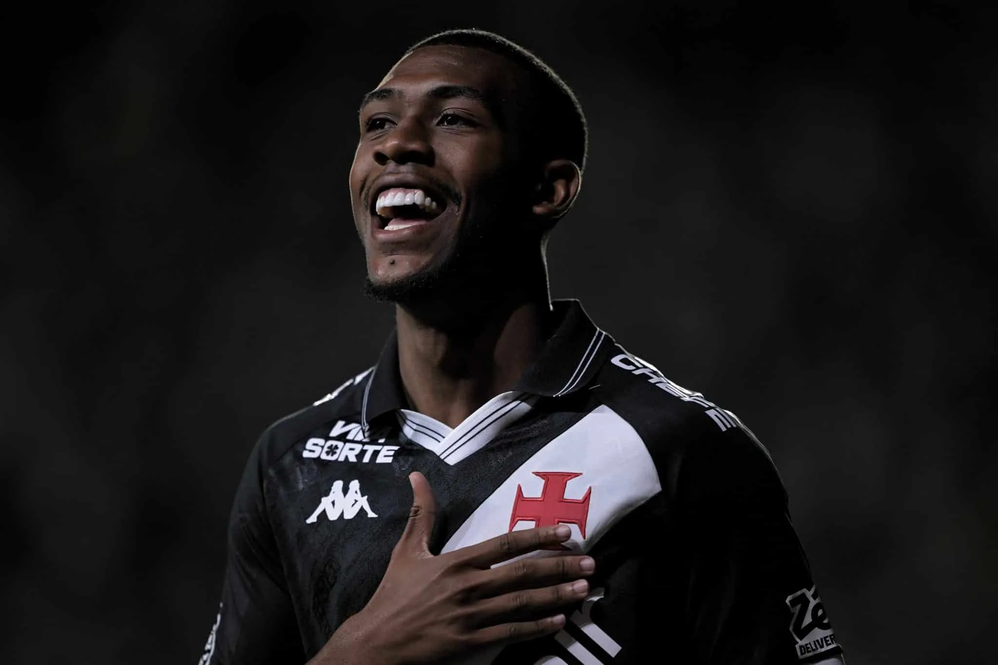 Trinca de erros afunda Internacional e traz al&iacute;vio ao Vasco de Diniz em batalha de mais de 3h