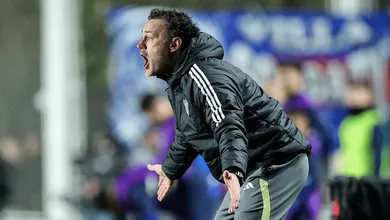 Milito se coloca na defensiva mesmo diante de pergunta pertinente sobre o Atl&eacute;tico-MG