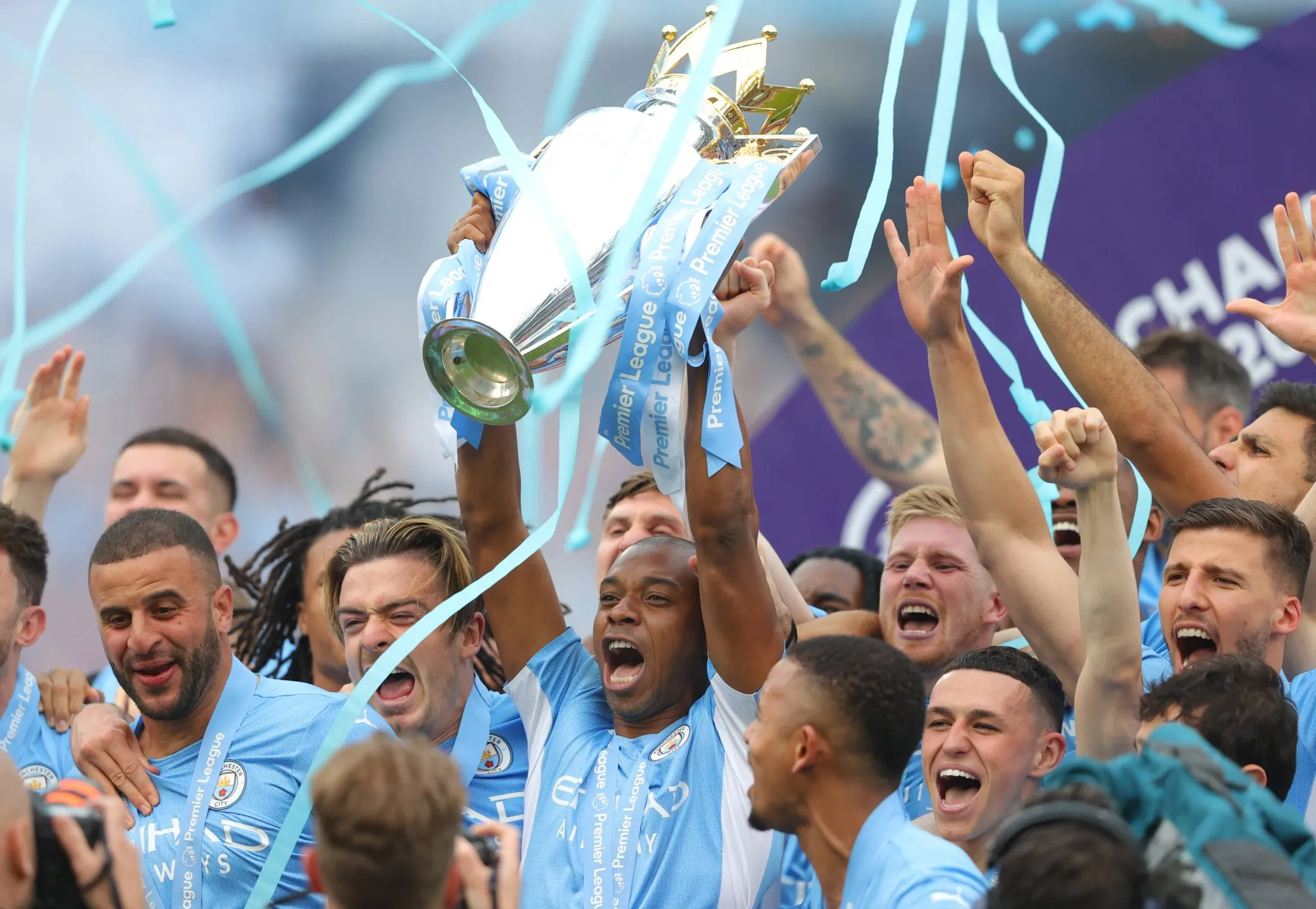 Fernandinho ergueu ta&ccedil;a da Premier League de 2022 como capit&atilde;o
