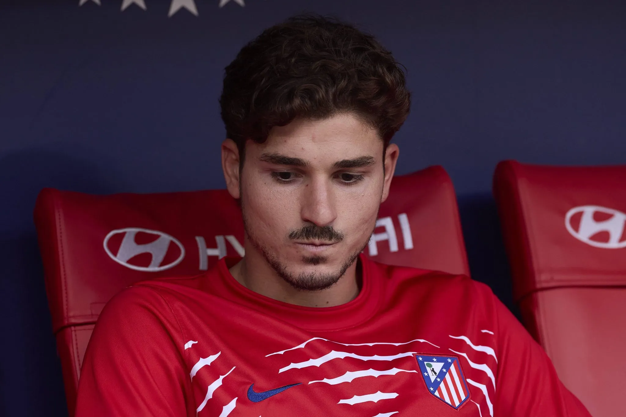 Julián Alvarez no banco de reservas do Atlético de Madrid 
