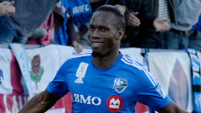 Drogba conseguiu decidir cl&aacute;ssico com dois gols de calcanhar em dois minutos