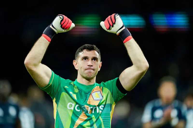 Emiliano Mart&iacute;nez busca seu segundo Trof&eacute;u Yashin