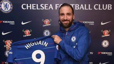 Higua&iacute;n chega para tentar resolver problema da camisa 9 no Chelsea e recuperar seu futebol