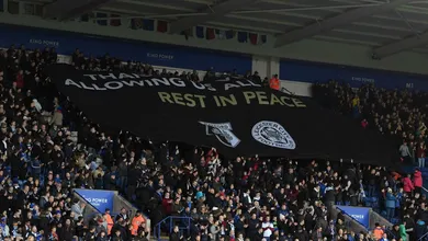 Torcida do Watford homenageia Vichai: &ldquo;Obrigado por permitir que todos n&oacute;s sonh&aacute;ssemos&rdquo;