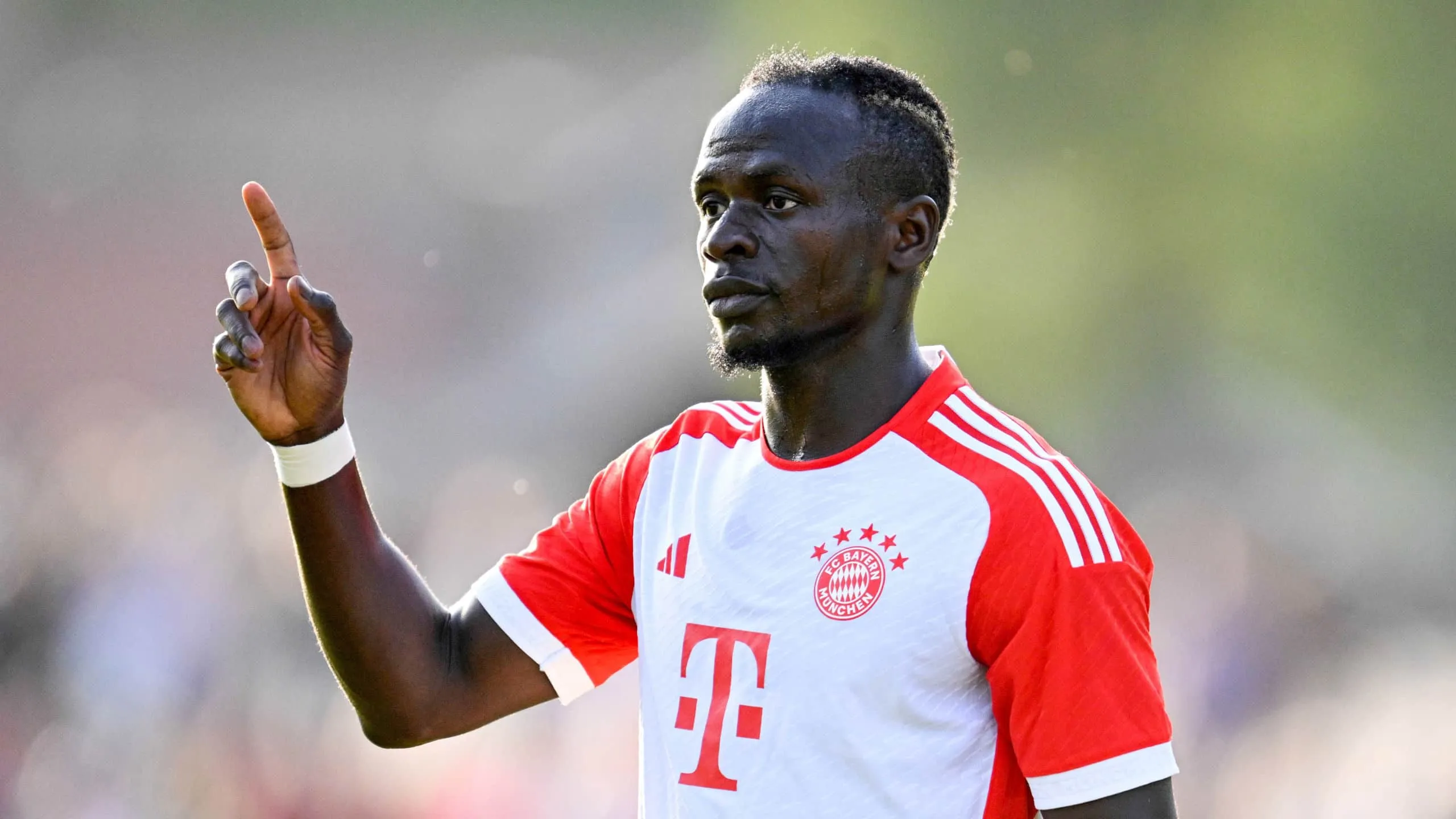Sadio Man&eacute; &eacute; mais um na crescente fila de embarque para a Ar&aacute;bia Saudita