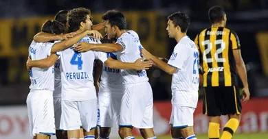 V&eacute;lez destrona Pe&ntilde;arol no Uruguai e assume lideran&ccedil;a