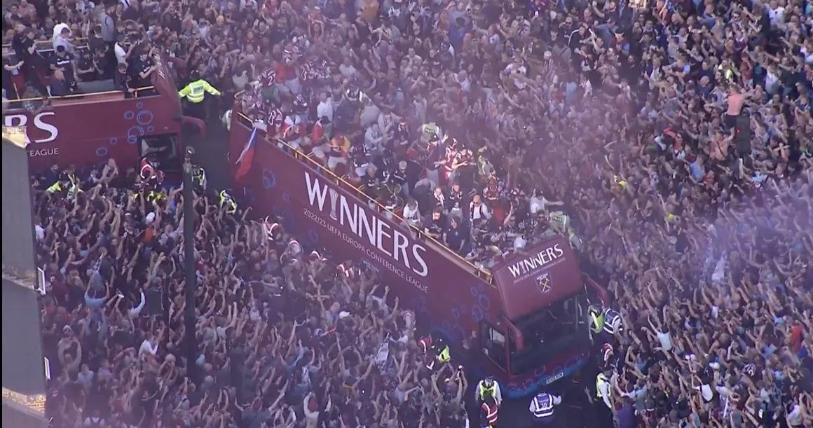 Os campe&otilde;es do West Ham tiveram uma fant&aacute;stica recep&ccedil;&atilde;o, com dezenas de milhares de torcedores entupindo as ruas de Londres